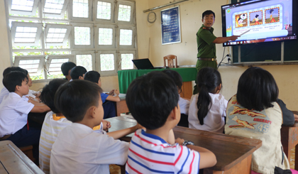 Đoàn Thanh niên Phòng Cảnh sát Phòng cháy chữa cháy và Cứu nạn cứu hộ - Công an tỉnh hướng dẫn kỹ năng thoát nạn khi có sự cố cháy cho trẻ em ở xã Mỹ Thành Bắc, huyện Cai Lậy.