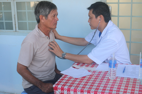 Đoàn viên, thanh niên Đoàn khối Các cơ quan tỉnh khám bệnh, cấp thuốc miễn phí cho đối tượng chính sách và người nghèo.