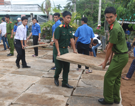 Đoàn viên, thanh niên Lực lượng vũ trang thực hiện công trình lót đan trụ sở Ấp Văn hóa ấp 2, xã Đạo Thạnh, TP. Mỹ Tho.