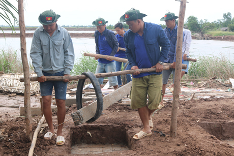 Chung tay thực hiện công trình xây dựng nhà đại đoàn kết cho người dân xã Phú Tân, huyện Tân Phú Đông.