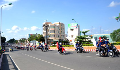 Tuổi trẻ TP. Mỹ Tho ra quân tuyên truyền về trật tự an toàn giao thông.