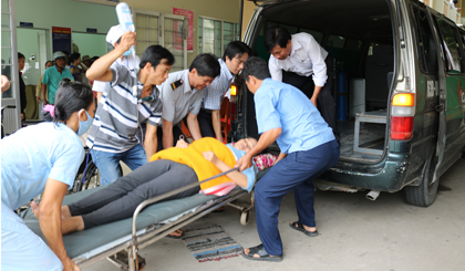 Một trong những trường hợp công nhân bị ngộ độc nặng phải chuyển lên Bệnh viện Đa khoa trung tâm Tiền Giang cấp cứu và điều trị.