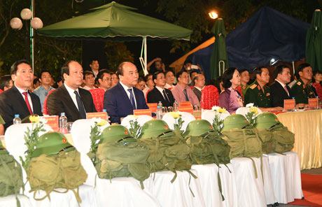 Thủ tướng Nguyễn Xuân Phúc dự Cầu truyền hình Dáng đứng Việt Nam tại Di tích lịch sử quốc gia 27/7 ở xã Hùng Sơn, huyện Đại Từ, tỉnh Thái Nguyên. Ảnh: VGP/Quang Hiếu