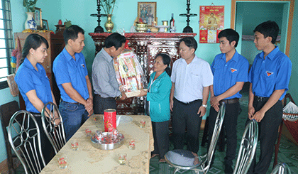 Tặng quà gia đình Liệt sĩ Đinh Văn Bảy.