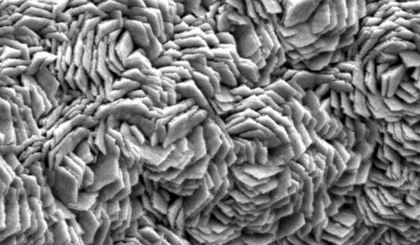 Hình ảnh kính hiển vi điện tử cho thấy bọt niken tráng graphene và sau đó là bề mặt xúc tác của sắt, mangan và phốtpho. (Nguồn: phys.org)