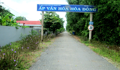 Con đường trải nhựa thông thoáng ở ấp Hòa Đông.