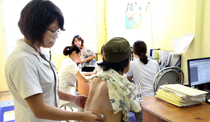 Kiểm tra sức khỏe cho bệnh nhân bị viêm gan. (Ảnh: Dương Ngọc/TTXVN)