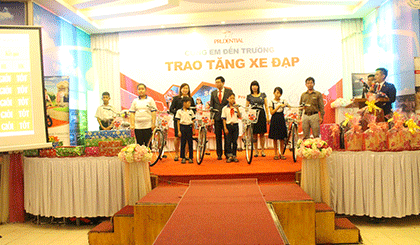 Đại diện Prudential, chính quyền địa phương trao tặng xe đạp cho các em học sinh có hoàn cảnh khó khăn, hiếu học trên địa bàn TP. Mỹ Tho
