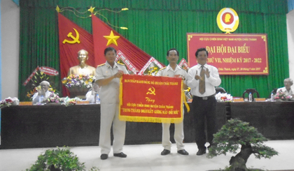 Ông Trương Minh Tới, Bí thư Huyện uỷ trao bức trướng  chúc mừng Đại hội mang dòng chữ “ Hội Cựu chiến binh huyện Châu Thành “ Trung thành- Đoàn kết- Gương mẫu- Đổi mới”