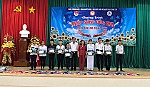 Tặng học bổng cho học sinh nghèo hiếu học