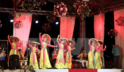 Đoàn Việt Nam biểu diễn tai liên hoan dân gian thế giới 2017.  Ảnh: TTXVN