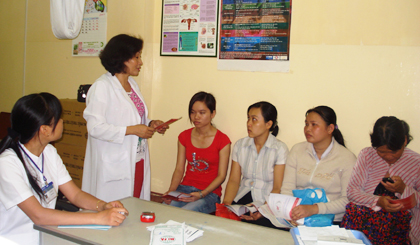 Tư vấn cho phụ nữ trong độ tuổi sinh đẻ về chăm sóc sức khỏe sinh sản.