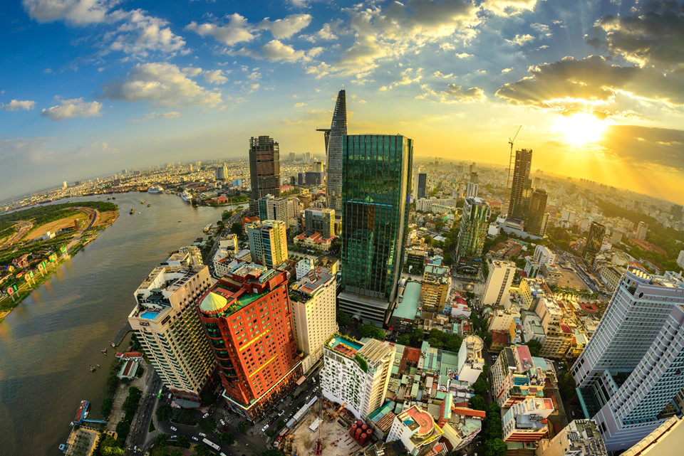 Trái với vẻ hoang sơ, kỳ vĩ của thiên nhiên, TP.HCM mang vẻ đẹp hiện đại với những tòa nhà cao tầng và nhà cửa san sát, gợi lên nhịp sống hối hả, bận rộn.