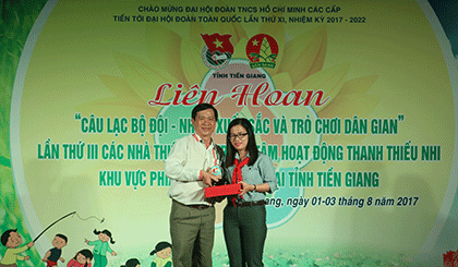 Ông Đỗ Cẩn Trực, Giám đốc Nhà Thiếu nhi tỉnh, đại diện Ban tổ chức trao Cúp đăng cai Liên hoan 
