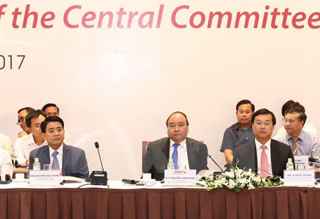 Thủ tướng Nguyễn Xuân Phúc đến dự Diễn đàn Kinh tế tư nhân Việt Nam lần thứ 2 năm 2017. Ảnh: Thống Nhất/TTXVN