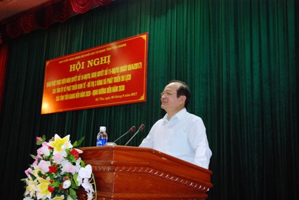 Phó chủ tịch UBND tỉnh Trần thanh Đức trình bày nội dung quan trọng của Nghị quyết 10 và Nghị quyết 11 của Tỉnh ủy