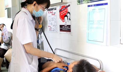 Một bé trai ăn ốc sên bị ký sinh trùng Angiostrongylus cantonensistấn công lên não. (Ảnh: Phương Vy/TTXVN)
