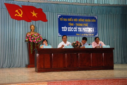 Phó Bí thư Tỉnh ủy Võ Văn Bình cùng đại biểu HĐND TP.Mỹ Tho lắng nghe ý kiến cử tri
