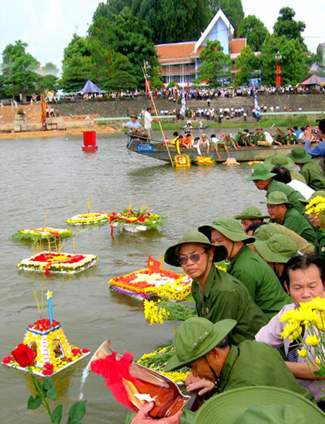Thả hoa đăng trên dòng sông Thạch Hãn nhân ngày 27-7 hàng năm.