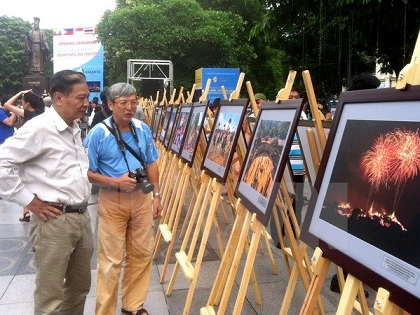Khách tham quan triển lãm. (Ảnh: Hoàng Hùng/TTXVN)