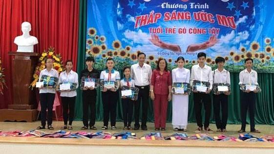 Các em học sinh nhận học bổng tại buổi lễ 