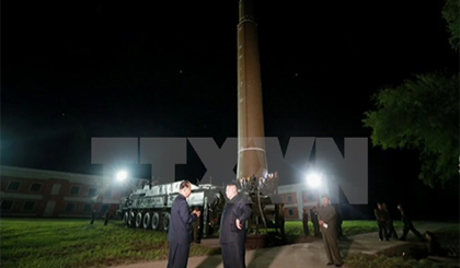 Tên lửa liên lục địa Hwasong-14 chuẩn bị được phóng tại một địa điểm ở Triều Tiên. Nguồn: Yonhap/TTXVN