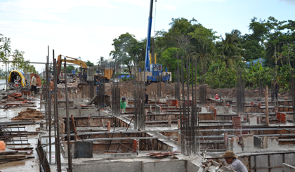 Đơn vị thi công đang tiến hành ép cọc và xây dựng phần móng khu nhà liền kề thương mại, khu nhà ở biệt thự.