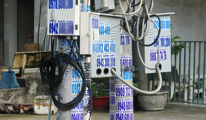 “Rác” quảng cáo tràn lan trên cột điện.