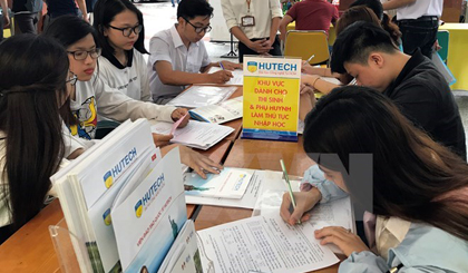 Thí sinh làm thủ tục xét tuyển đại học. Ảnh: Phương Vy/TTXVN