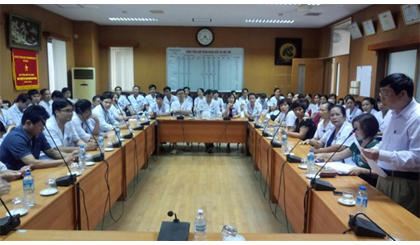 Đại diện Sở Y tế công bố Quyết định các chức Giám đốc đối với ông Trương Quý Dương. Nguồn: Báo Hòa Bình