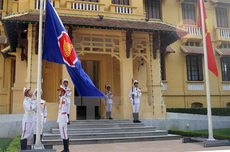 Lễ Thượng cờ ASEAN nhân dịp kỷ niệm 21 năm ngày Việt Nam gia nhập ASEAN. Ảnh: Nguyễn Khang/TTXVN