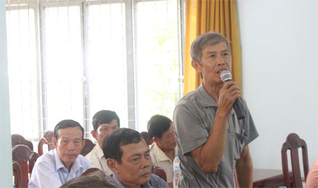 Cử tri xã An Thạnh Thủy phát biểu ý kiến.