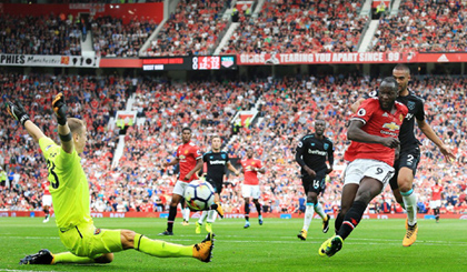 Lukaku lập cú đúp vào lưới West Ham.