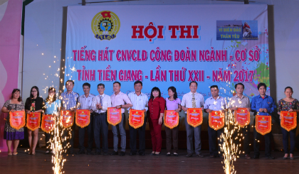 Ban tổ chức trao cờ lưu niệm cho các đơn vị tham gia.