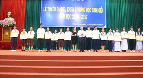 Những phần thưởng cao quý là động lực thúc đẩy để các em phấn đấu trong năm học mới.