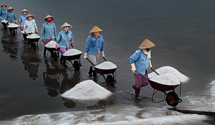  Tác phẩm: Đẩy muối - Tác giả: Huỳnh Tấn Thăng