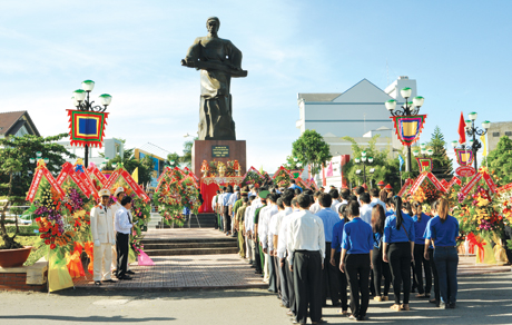 Đông đảo các tầng lớp nhân dân đến viếng trước Tượng đài AHDT Trương Định tại TX. Gò Công. Ảnh: Nguyễn Thiểu