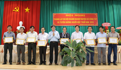 Các hội viên của Chi hội DN huyện Gò Công Tây ra mắt tại hội nghị