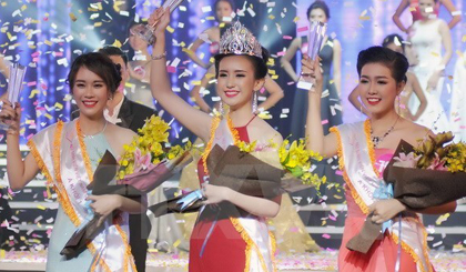 Các thí sinh đạt giải cao tại đêm chung kết cuộc thi nữ sinh viên Việt Nam duyên dáng 2016. (Ảnh: An Hiếu/TTXVN)