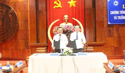  TS Lê Văn Hưởng và GS.TS Nguyễn Đông Phong thực hiện ký kết 