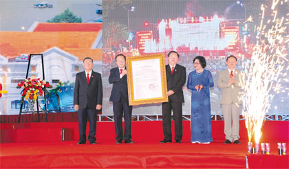  Thành phố Mỹ Tho đón nhận Quyết định của Thủ tướng Chính phủ công nhận đô thị loại I.	Ảnh: DUY SƠN