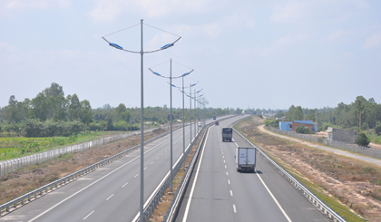 Đường cao tốc TP. Hồ Chí Minh-Trung Lương, đoạn qua địa bàn tỉnh Tiền Giang. 