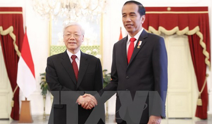 Tổng thống Indonesia Joko Widodo đón Tổng Bí thư Nguyễn Phú Trọng. Ảnh: Trí Dũng/TTXVN