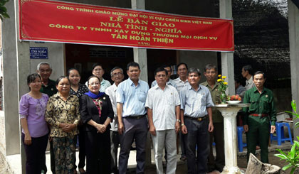 Quang cảnh lễ bàn giao nhà.