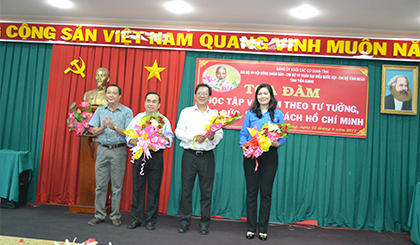 Ông Đặng Quốc Dũng ,Phó Trưởng Ban Tuyên giáo Đảng ủy Khối các cơ quan tỉnh tặng hoa chúc mừng 3 Chi bộ
