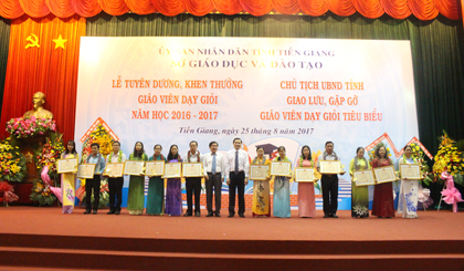 Ông Lê Văn Hưởng tặng bằng khen của UBND tỉnh cho các giáo viên dạy giỏi 