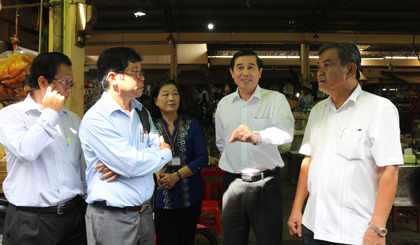 Ông Lê Văn Hưởng, Chủ tịch UBND tỉnh yêu cầu các sở, chính quyền TX. Gò Công, Ban Quản lý chợ TX. Gò Công tiếp tục tăng cường kiểm tra, giám sát về vệ sinh an toàn thực phẩm tại chợ; đồng thời cải tạo chỉnh trang để hoạt động của chợ được trật tự, văn minh và đảm bảo về công tác phòng cháy chữa cháy.