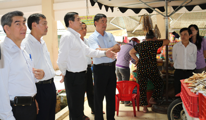 Ông Lê Văn Hưởng, Chủ tịch UBND tỉnh chỉ đạo chính quyền huyện Gò Công Đông, Ban Quản lý chợ Gò Công Đông sớm có giải pháp cải tạo chợ Gò Công Đông để đảm bảo cho việc kinh doanh mua bán của bà con tiểu thương được thuận lợi hơn.