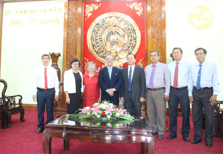 Lãnh đạo tỉnh, lãnh đạo các sở, ngành tỉnh chụp ảnh lưu niệm cùng Ngài Tổng Lãnh sự và phu nhân.
