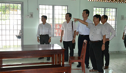 Đoàn khảo sát nơi dành cho thân nhân chờ thăm nuôi